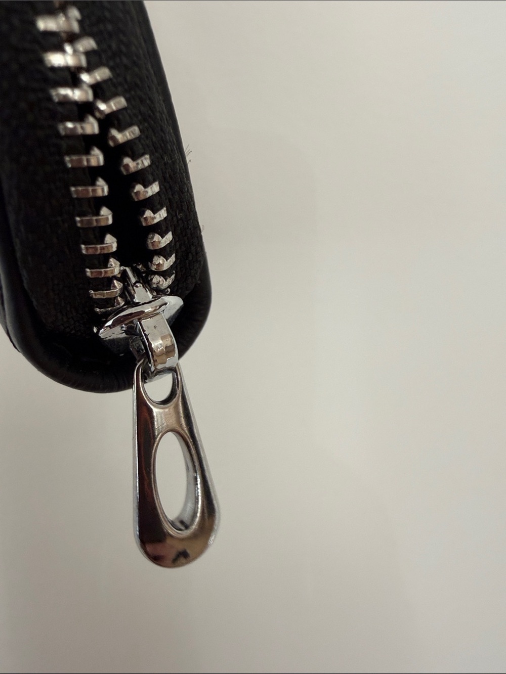 Black Leather Key Case with Gold Clip Excellent Condition - Picture 6 of 6